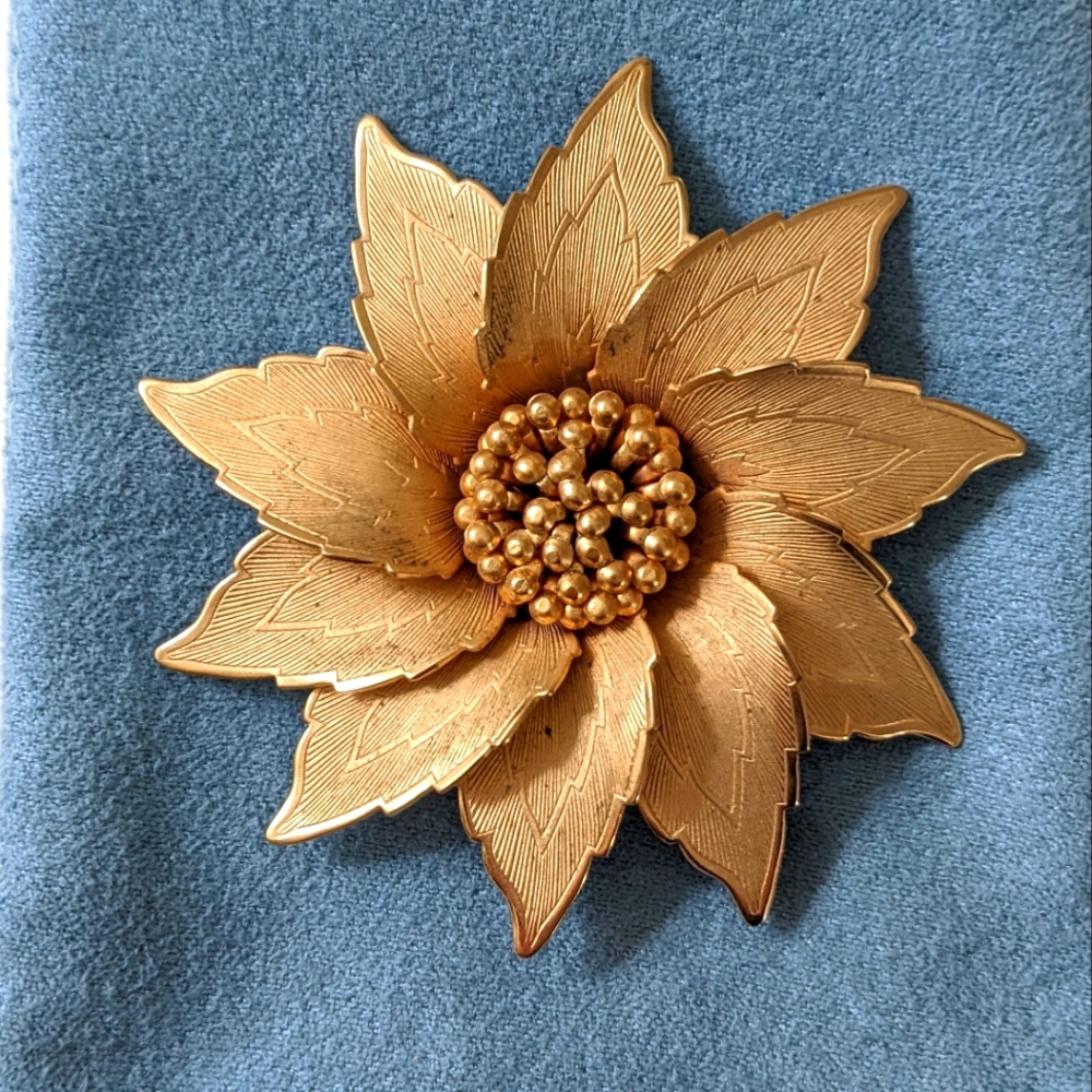 Vintage gold flower brooch pin